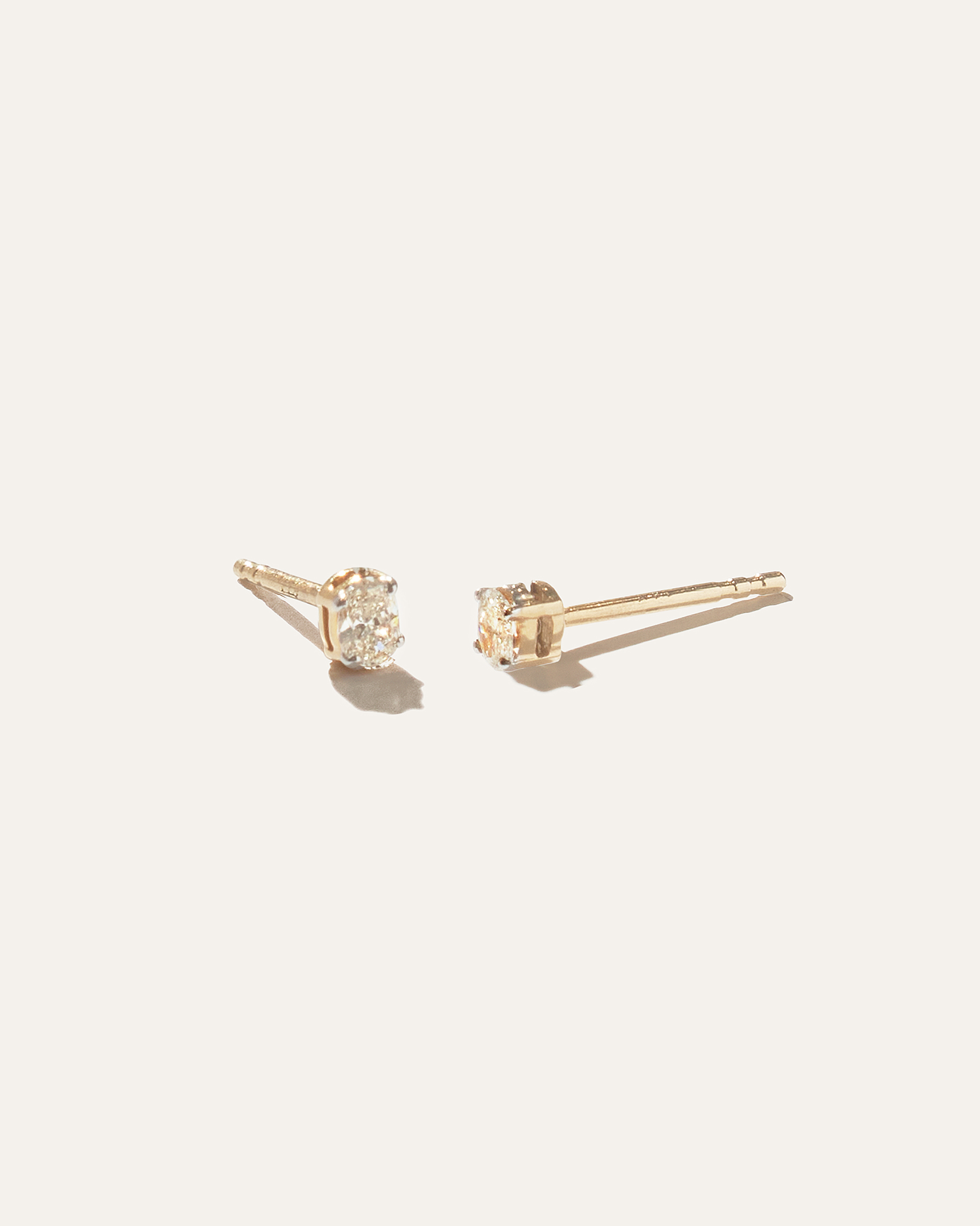 Yellow Gold Clous d’oreilles en or 14 carats avec diamants ovales petits