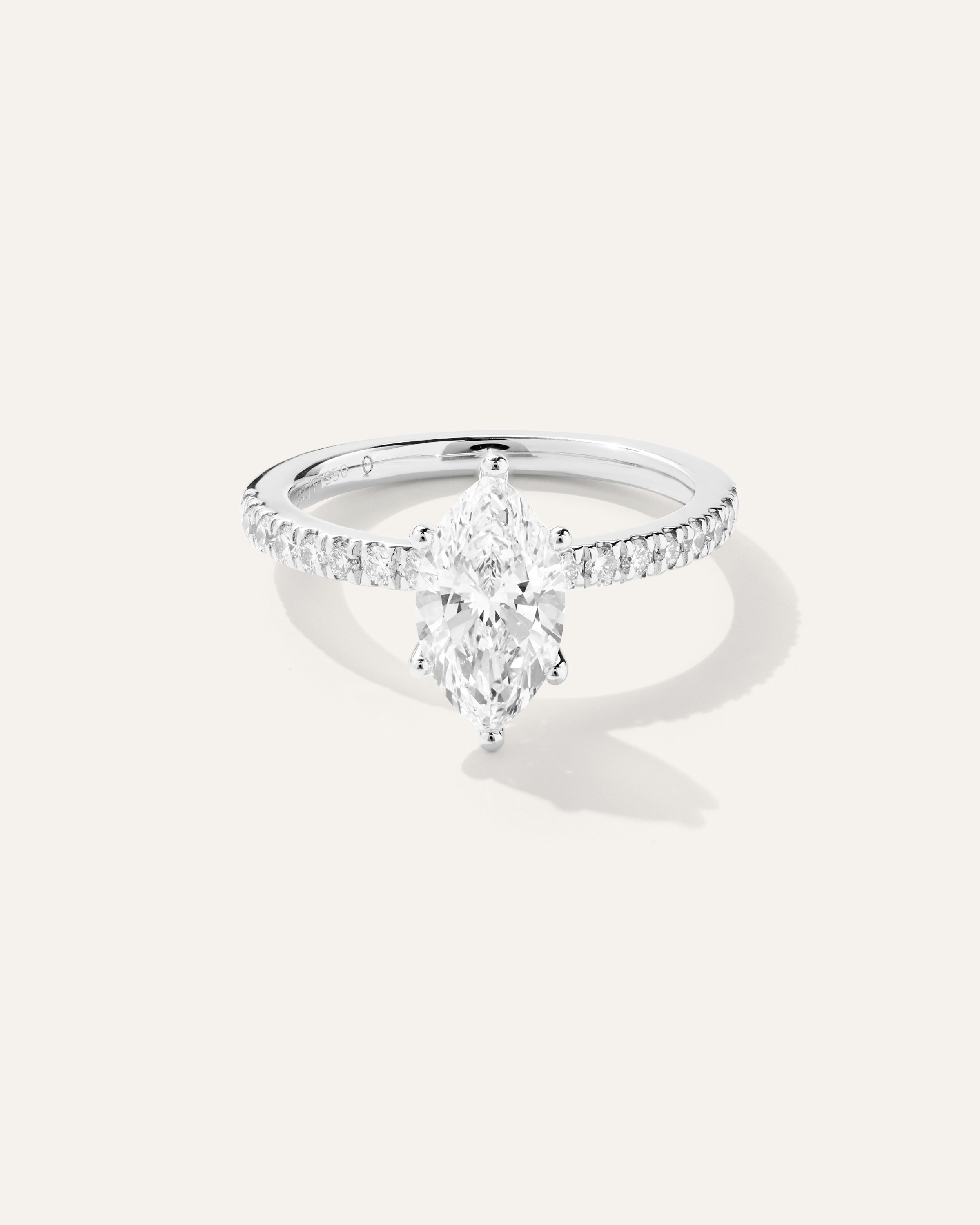 White Gold Bague de fiançailles délicate à diamant de laboratoire taille marquise et à pavé de diamants de laboratoire – 1,5 carat