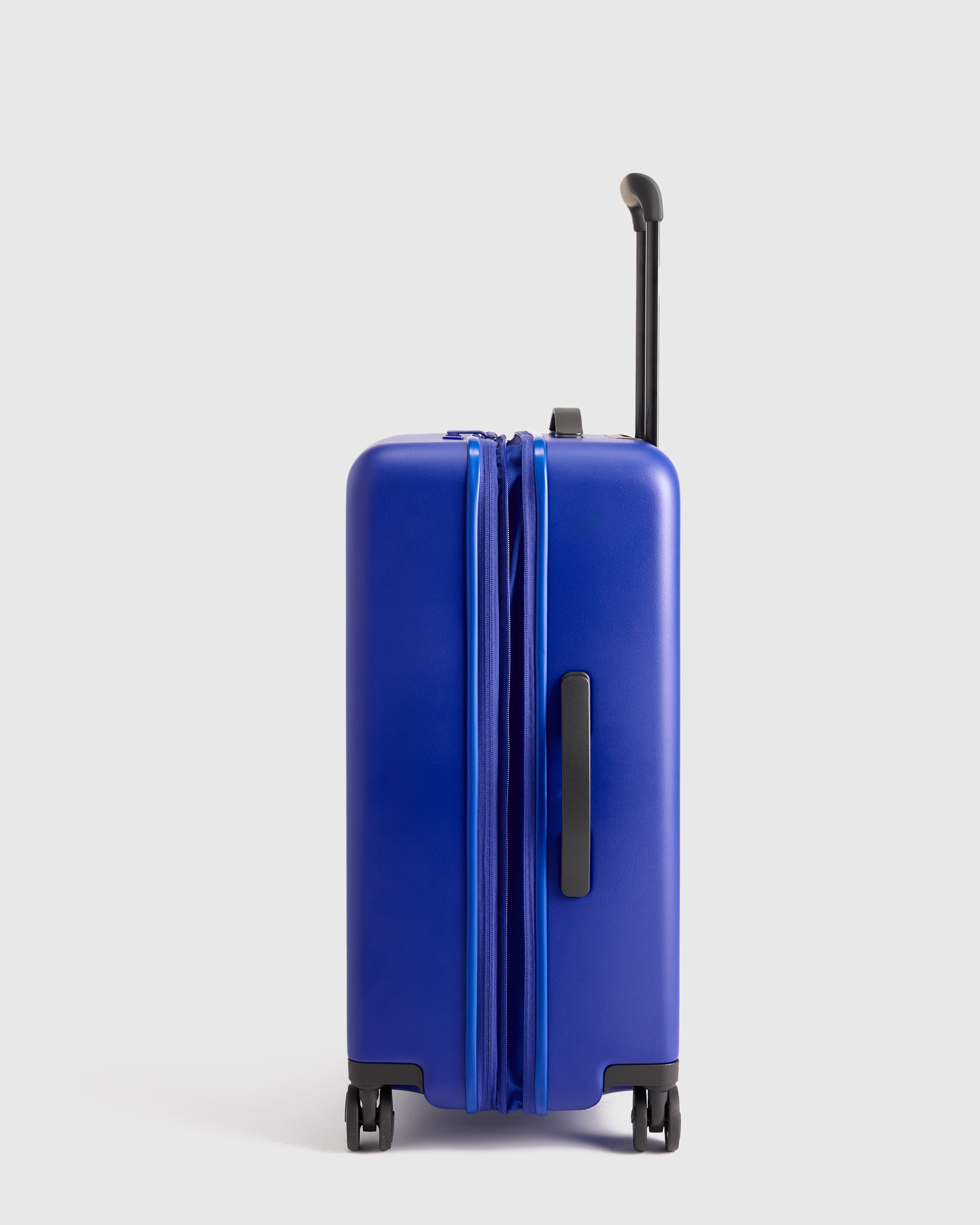 Expandable Medium Check-In Suitcase in Coastal Cobalt | Quince Canada