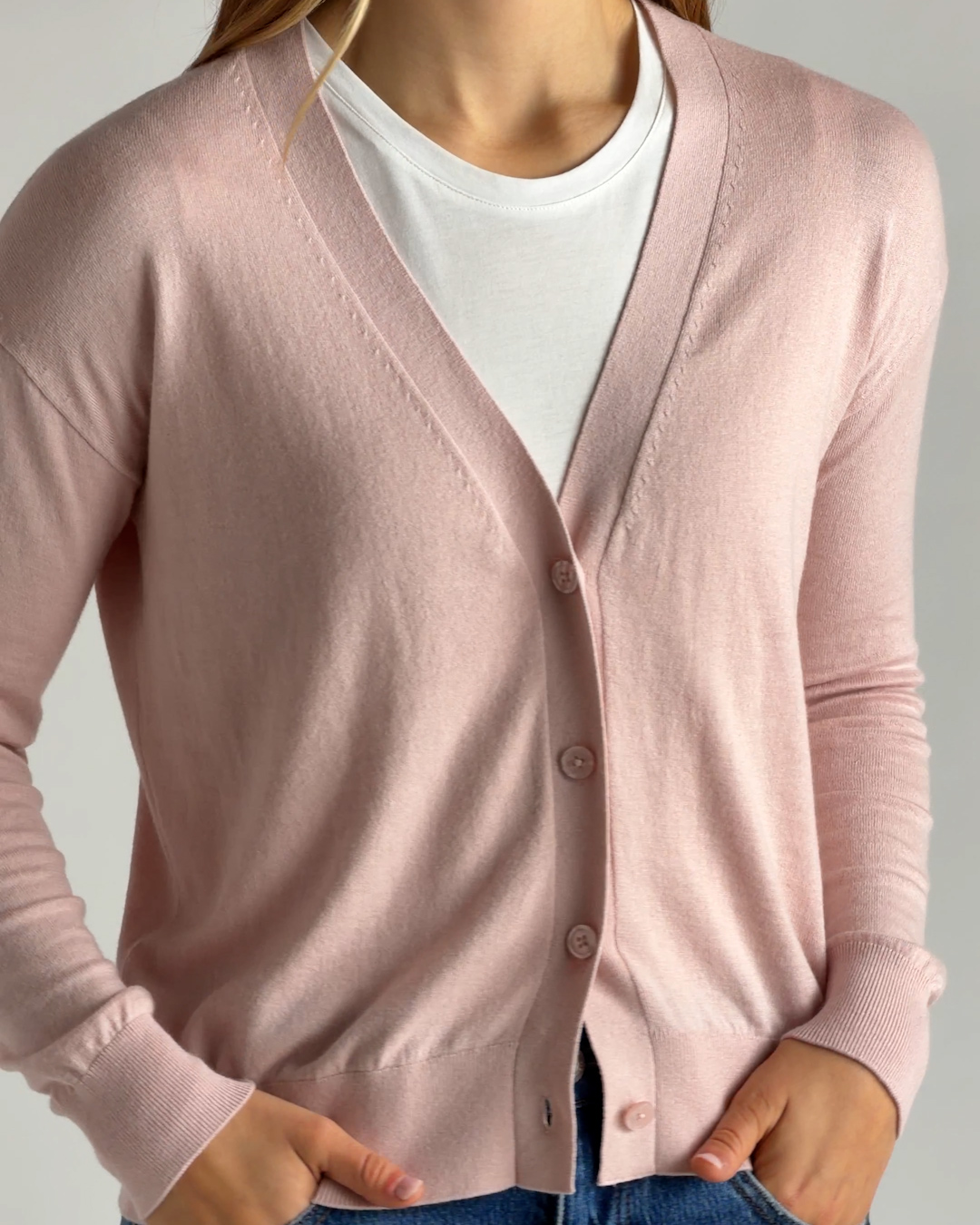 THUMB Women-s Lightweight Cotton Cashmere Cardigan Sugar Stone 1.30 IH Shoot 4x5.00 00 00 00.Still001