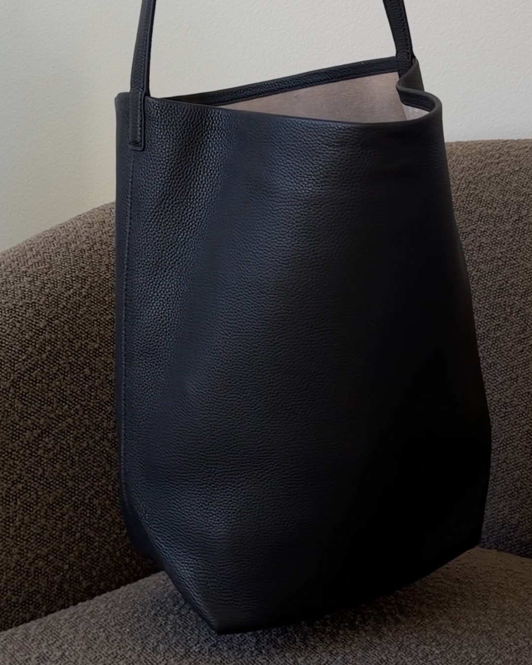 Penelope Large Shoulder Bag - PDP Video Thumbnail (Black, 4x5)