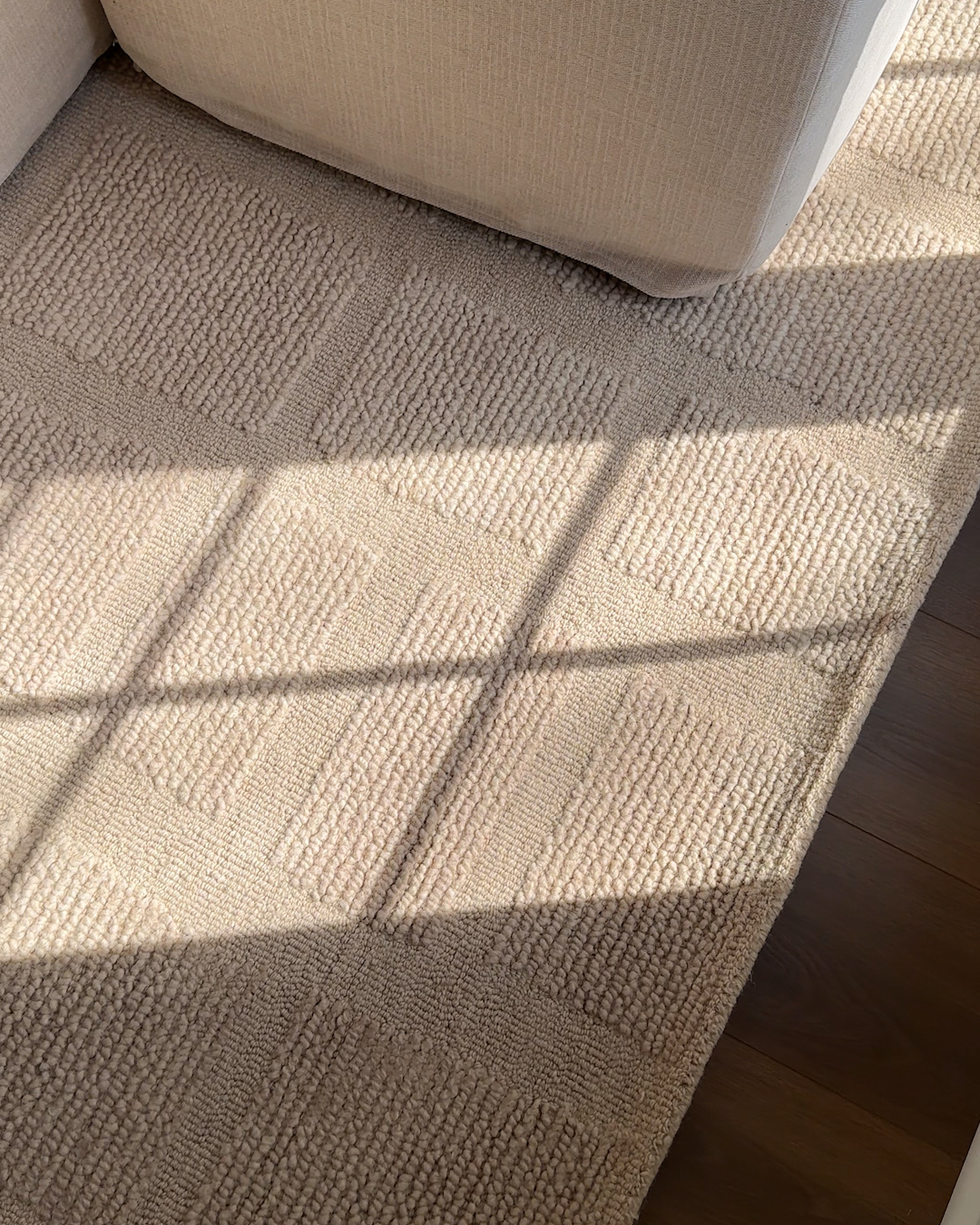 Benton Wool Rug - PDP Video Thumbnail (Neutral, 4x5)