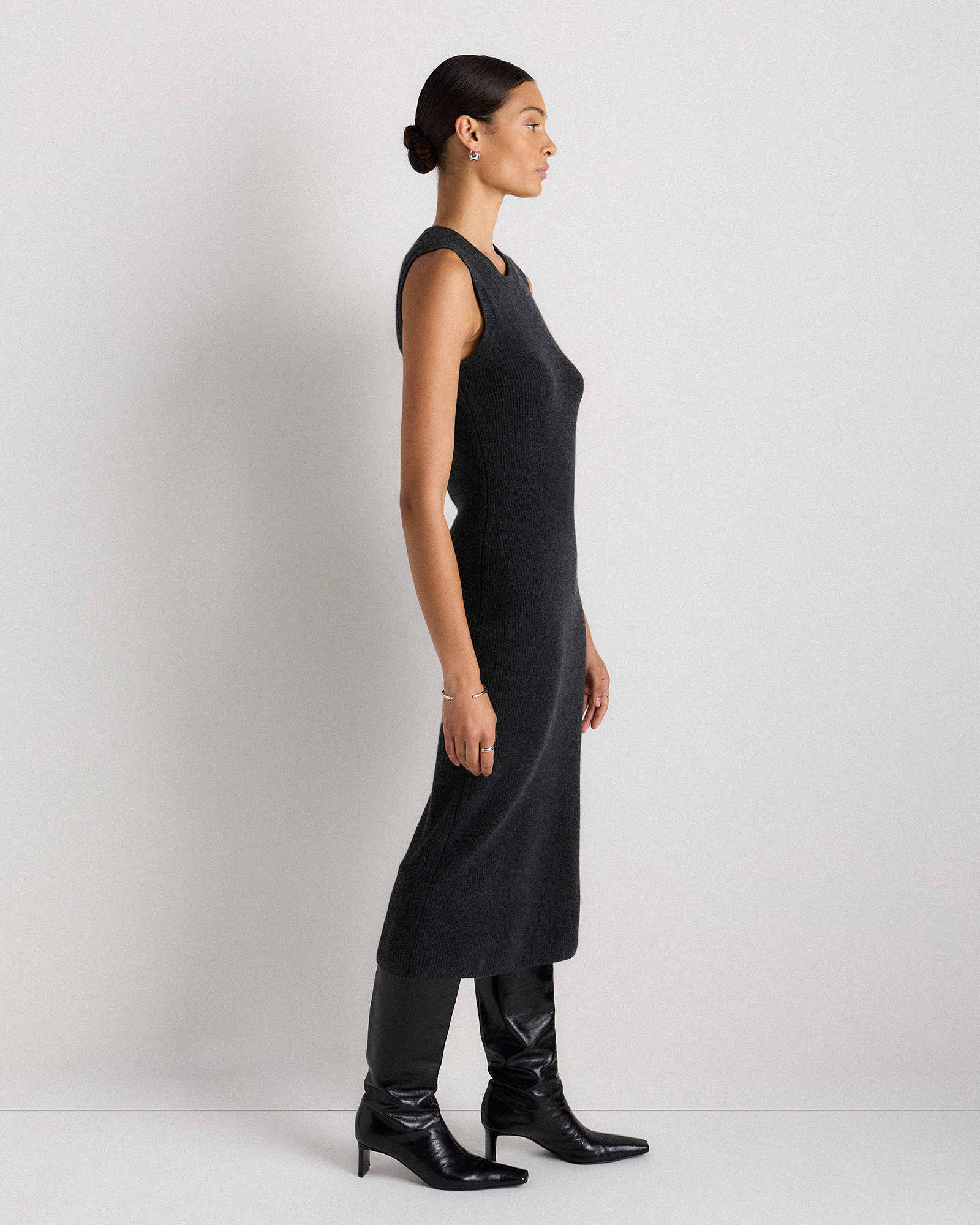 Women's Mongolian Cashmere Sleeveless Midi Sweater Dress in Heather Charcoal, Size Small by Quince